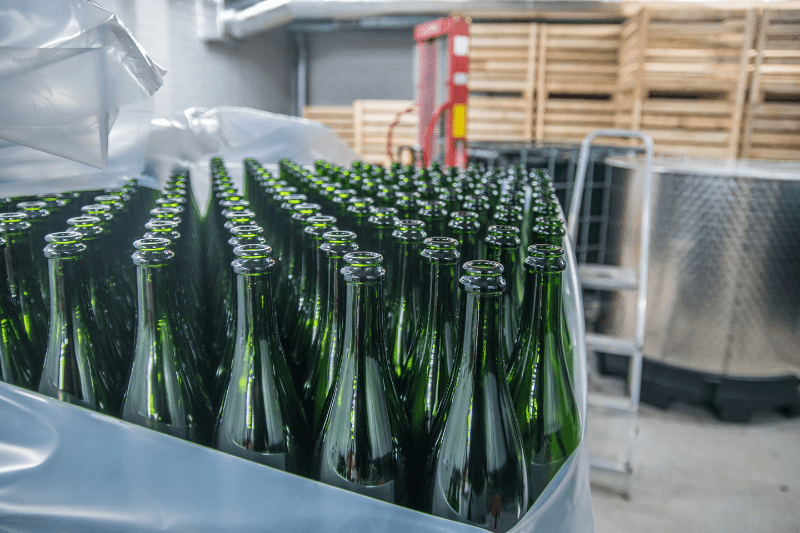 https://www.californiachampagnesabers.com/wp-content/uploads/2026/03/Sparkling-wine-bottles-showing-mold-seams-from-glass-manufacturing-process.png